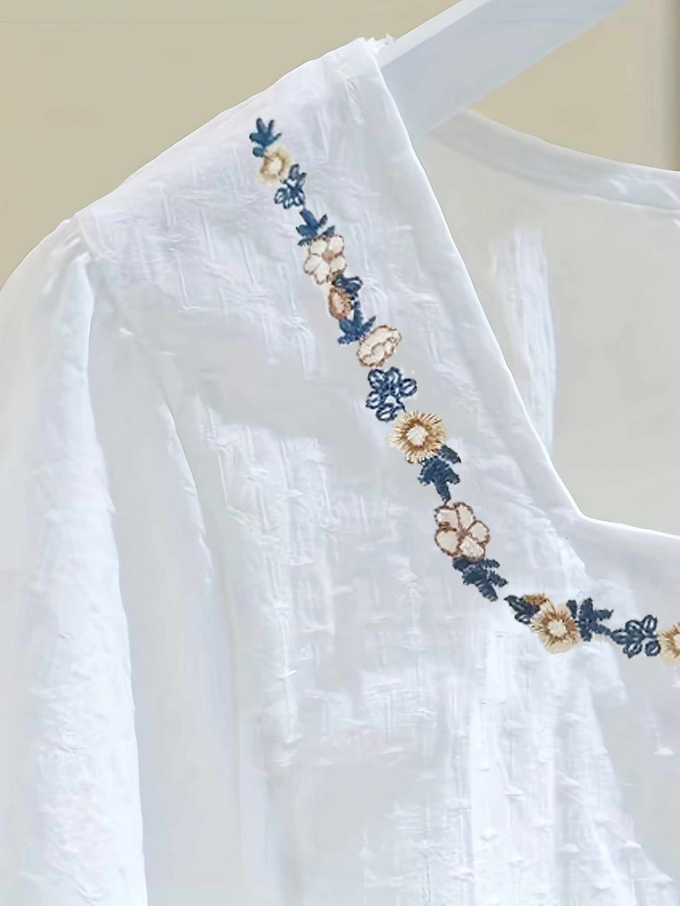 Dam Elegant Blus med Broderade Blommor