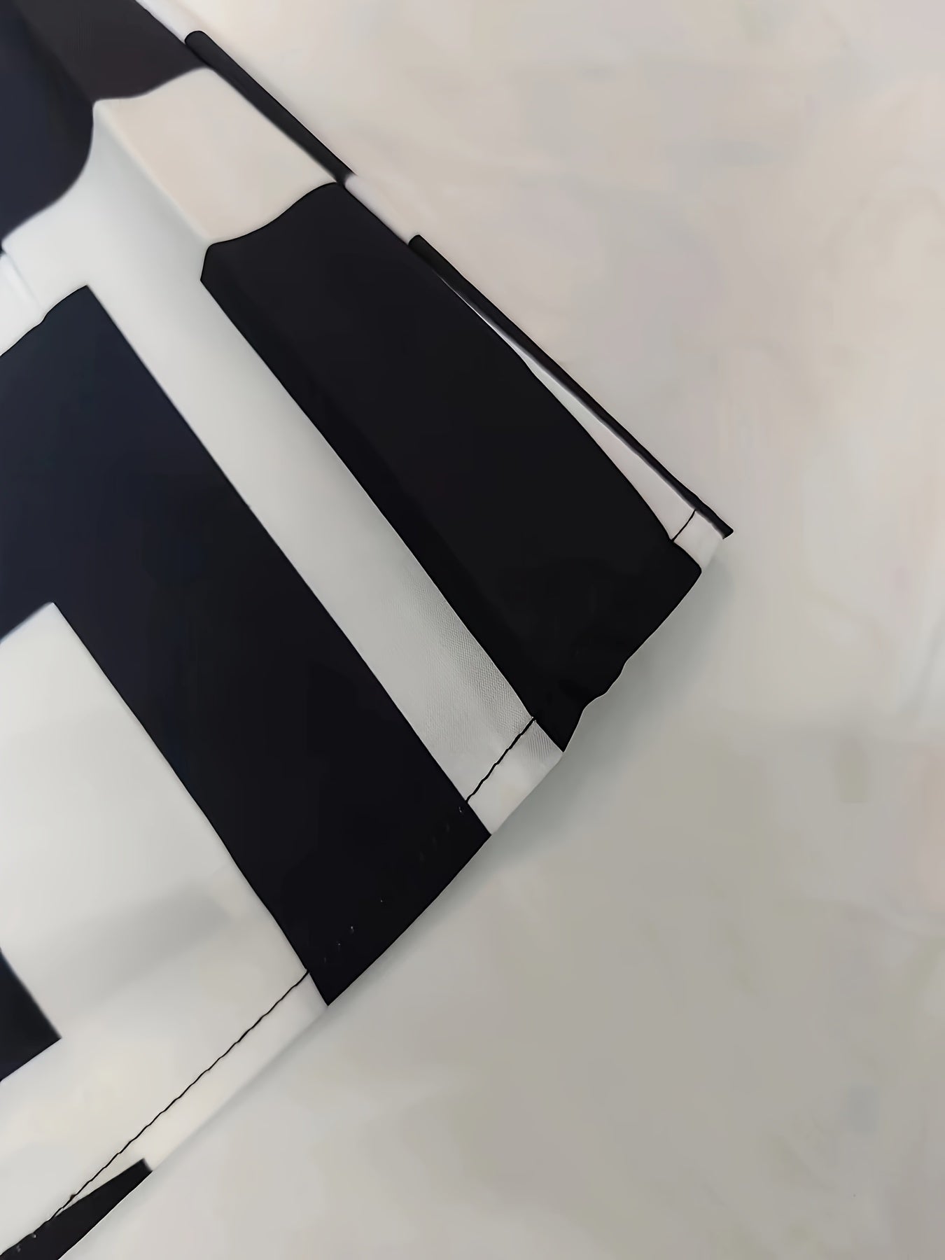 Damblus med grafiskt mönster och avslappnad