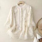 Damblus med broderade blommor och avslappnad