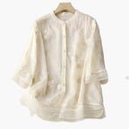Damblus med broderade blommor och avslappnad