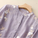 Damblus med broderade blommor och avslappnad