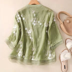Damblus med broderade blommor och avslappnad