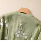 Damblus med broderade blommor och avslappnad