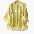 Damblus med broderade blommor och avslappnad