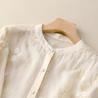 Damblus med broderade blommor och avslappnad