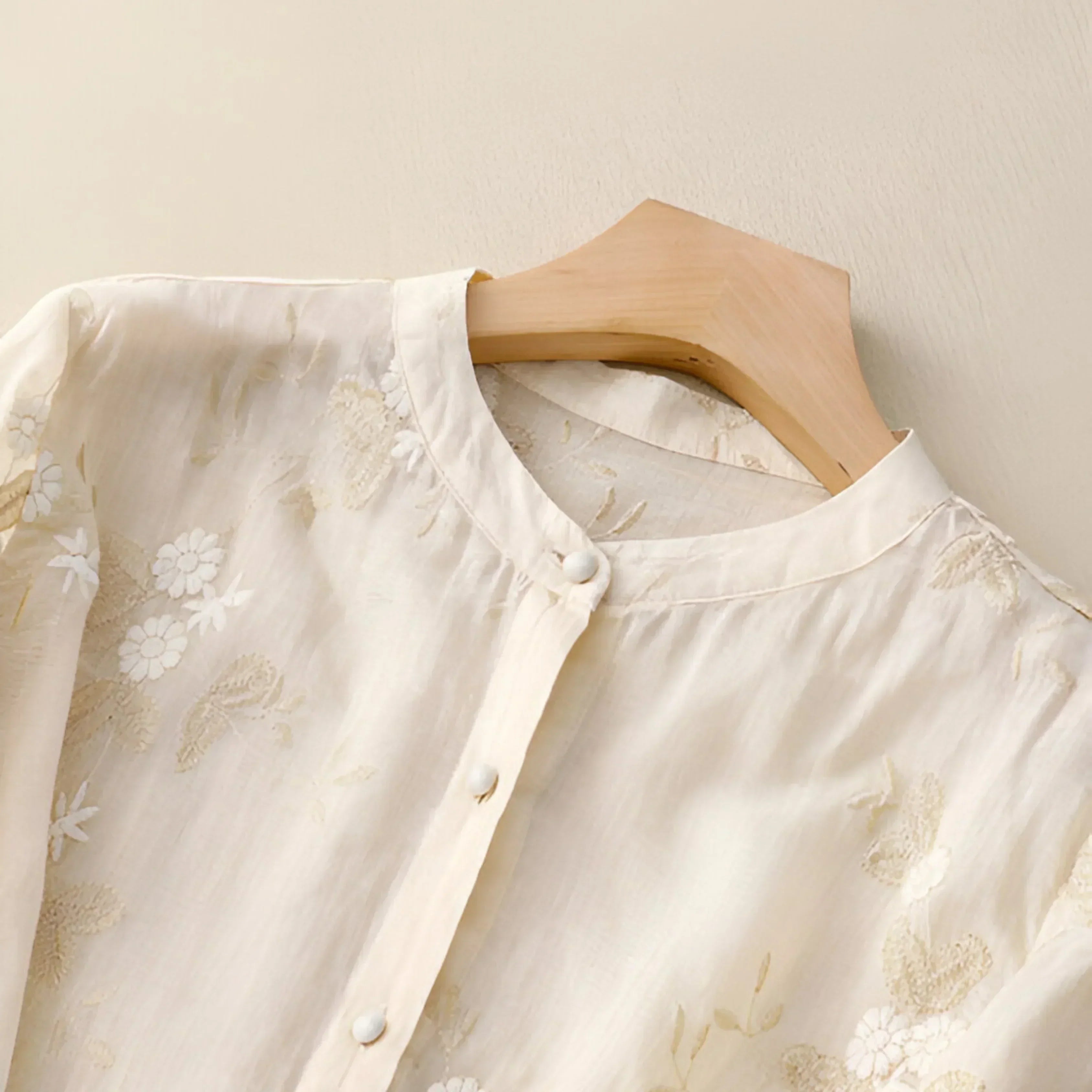 Damblus med broderade blommor och avslappnad