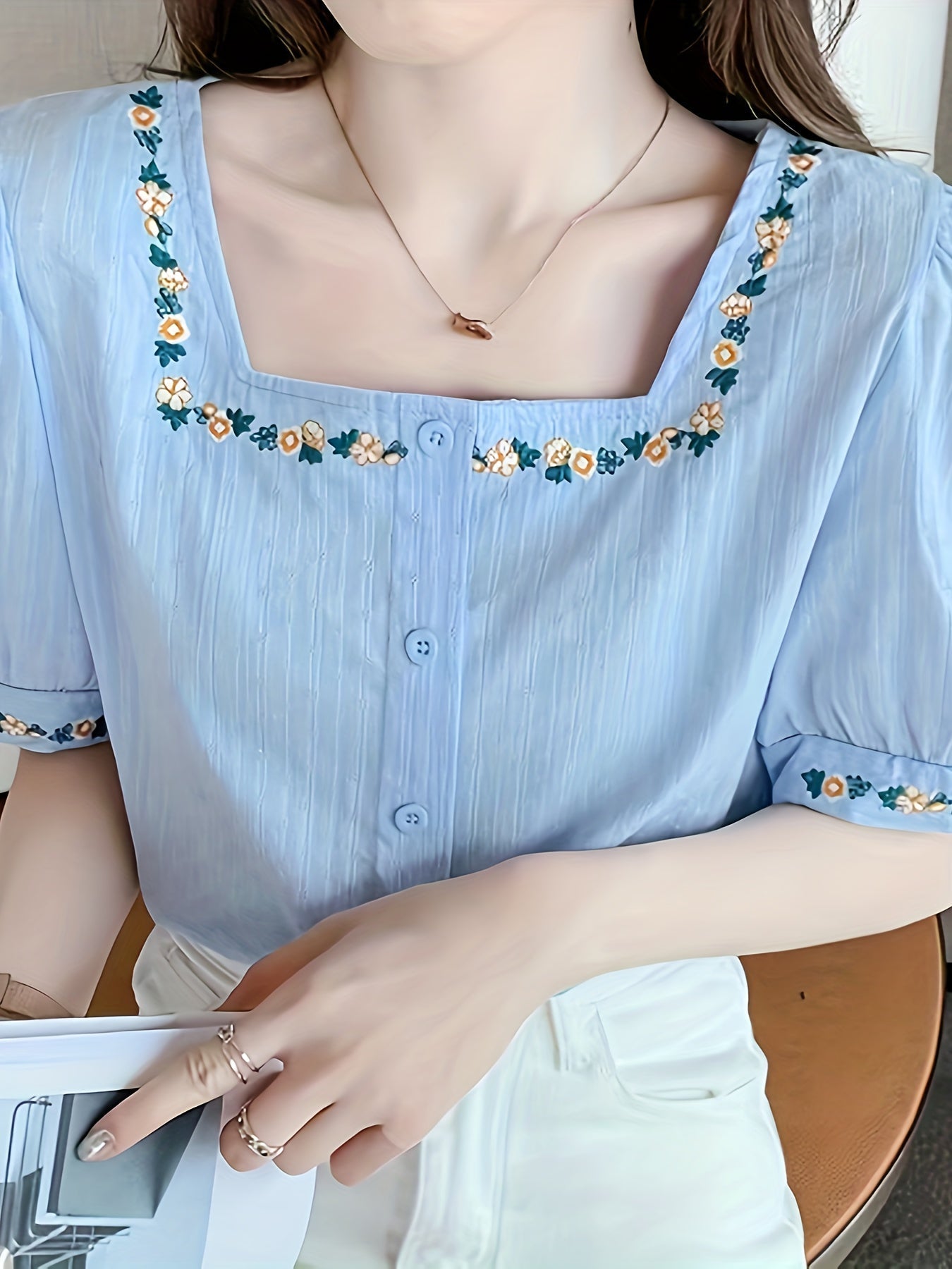 Dam Elegant Blus med Broderade Blommor